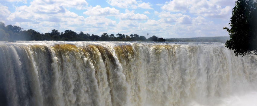 Vic Falls in peak flood - www.africansafaris.travel